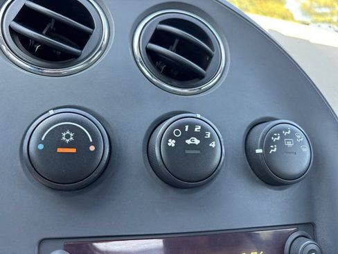 Used 2006 Pontiac Solstice Convertible w/ Premium Package RWD image 23