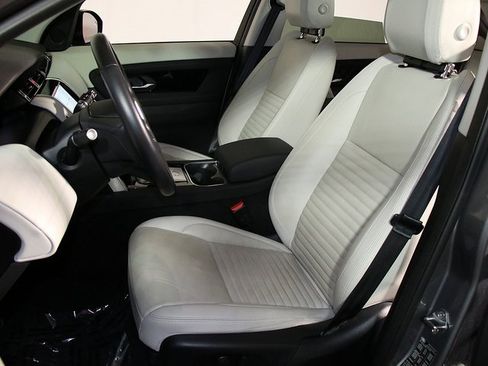 Used 2023 Land Rover Discovery Sport SE image 4