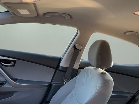 Used 2015 Hyundai Elantra SE image 17