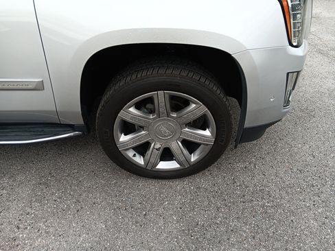 Used 2019 Cadillac Escalade Luxury AWD/4WD image 8