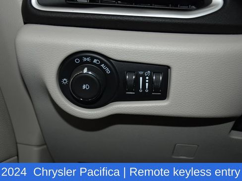 Used 2024 Chrysler Pacifica Touring-L FWD image 9
