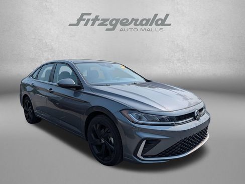 Used 2025 Volkswagen Jetta SE FWD image 1
