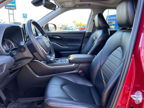 Used 2022 Toyota Highlander XLE AWD/4WD image 4