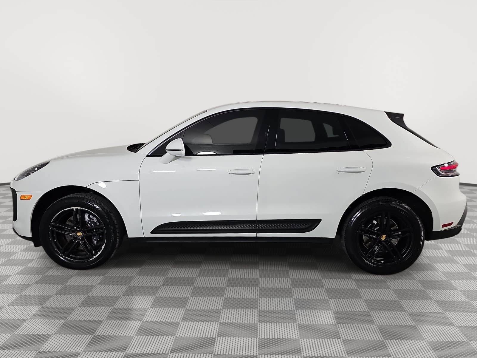 Used 2022 Porsche Macan w/ Premium Package Plus AWD/4WD image 5
