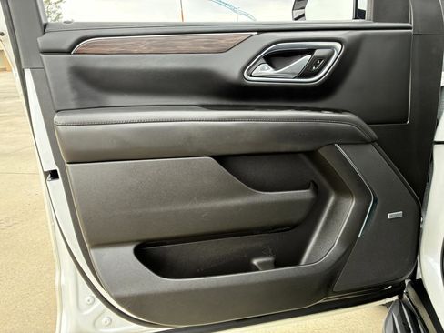 Used 2023 Chevrolet Suburban LT w/ Luxury Package image 8