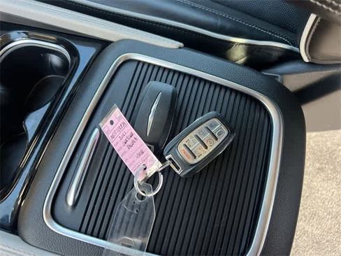 Used 2021 Chrysler Pacifica Limited w/ Uconnect Theater Family Group image 21