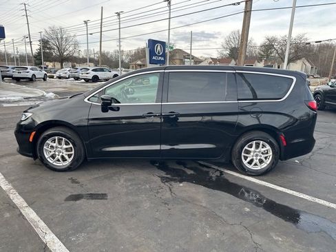 Used 2024 Chrysler Pacifica Touring-L image 5