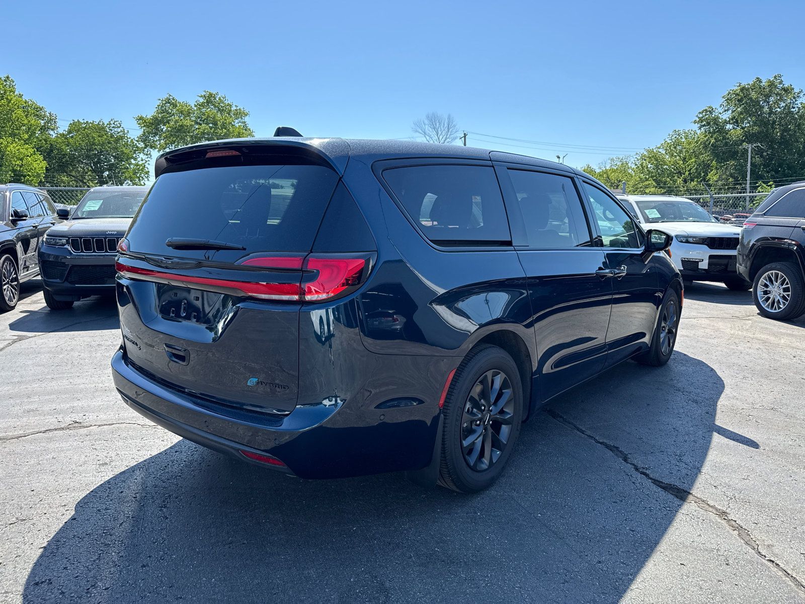 Used 2024 Chrysler Pacifica Limited FWD image 5