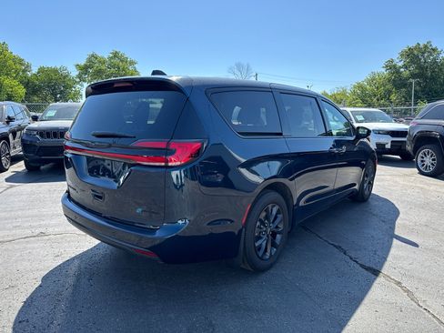 Used 2024 Chrysler Pacifica Limited FWD image 5