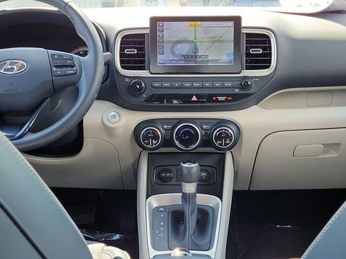 Used 2020 Hyundai Venue FWD image 14