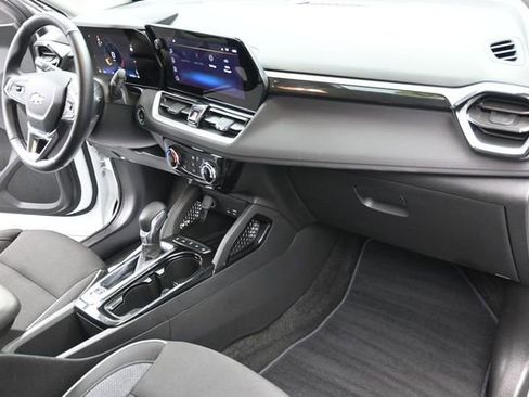 Used 2024 Chevrolet TrailBlazer LT w/ LT Cold Weather Package FWD image 29