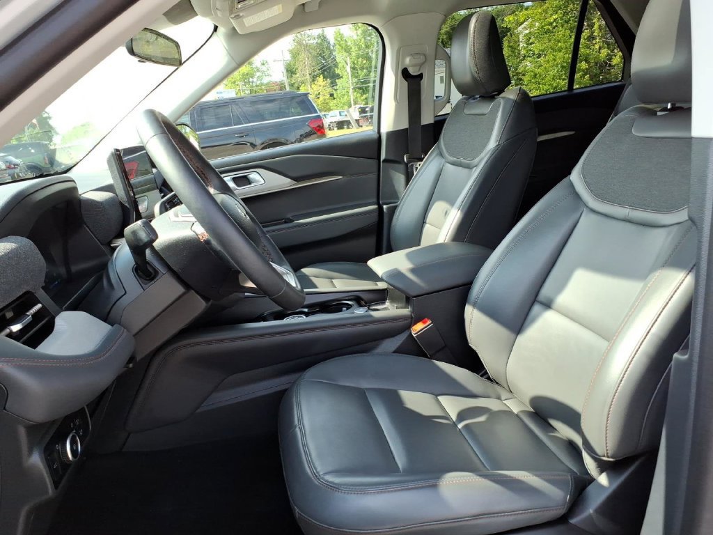 Certified 2025 Ford Explorer Active w/ Active Comfort Package AWD/4WD image 13