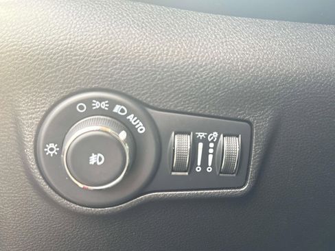 Used 2023 Jeep Compass Latitude w/ Sun and Sound Group image 23