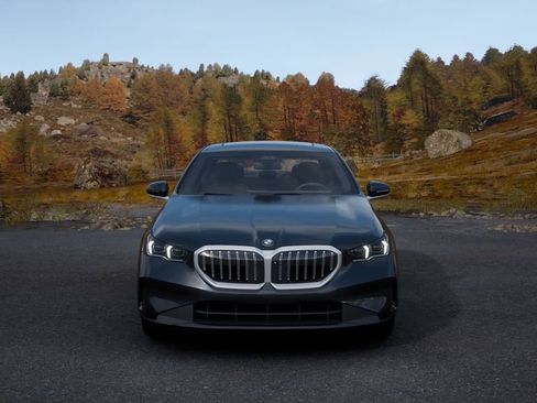 Used 2025 BMW 530i w/ Premium Package image 33