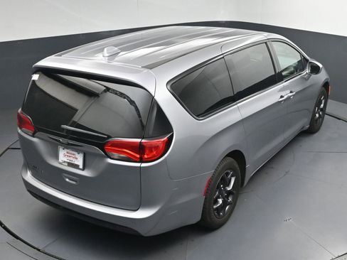 Used 2020 Chrysler Pacifica Touring w/ S Appearance Package FWD image 34
