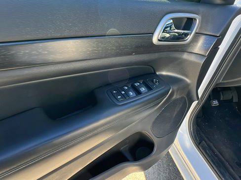 Used 2018 Jeep Grand Cherokee Altitude image 15