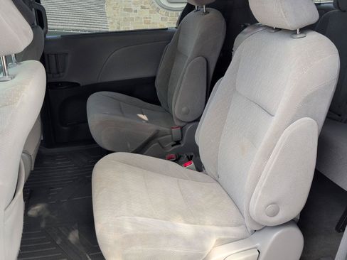 Used 2018 Toyota Sienna LE FWD image 14