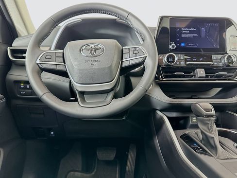 Used 2025 Toyota Highlander XLE FWD image 23