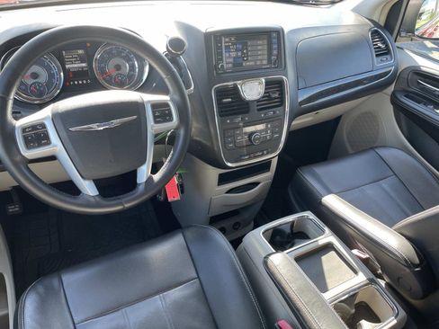 Used 2013 Chrysler Town & Country Touring image 13