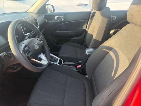 Used 2025 Hyundai Venue SE FWD image 5