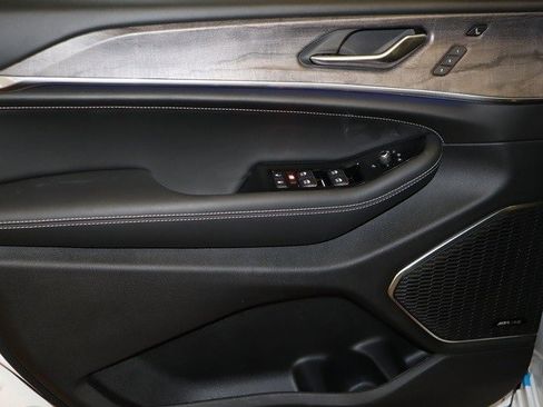 New 2023 Jeep Grand Cherokee Overland w/ Adv Protech Group III image 15