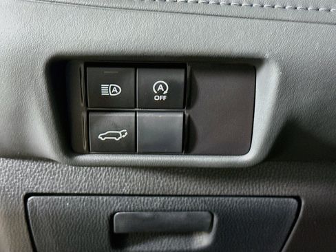 Used 2024 Toyota Highlander LE FWD image 9
