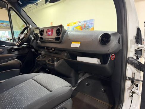 Used 2019 Mercedes-Benz Sprinter 2500 image 32