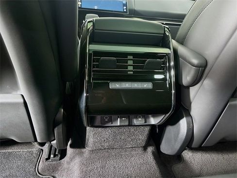 Used 2025 Land Rover Range Rover Sport SE image 25