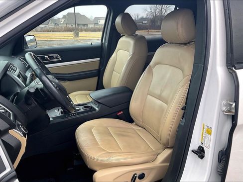 Used 2017 Ford Explorer XLT w/ Equipment Group 202A image 7