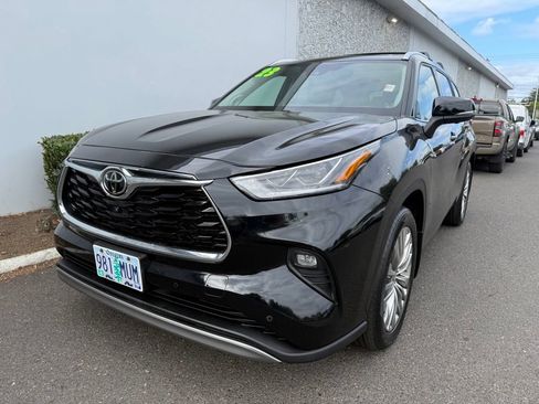Used 2023 Toyota Highlander Platinum AWD/4WD image 2