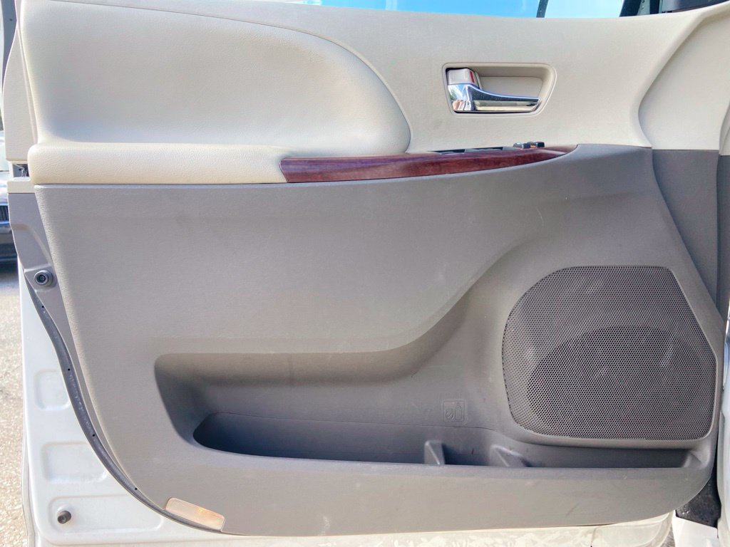 Used 2014 Toyota Sienna XLE FWD image 13