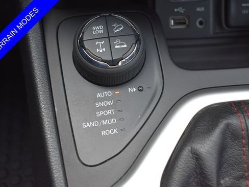 Used 2017 Jeep Cherokee Trailhawk w/ Comfort & Convenience Group AWD/4WD image 9