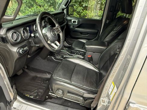 Used 2019 Jeep Wrangler Unlimited Sahara AWD/4WD image 9