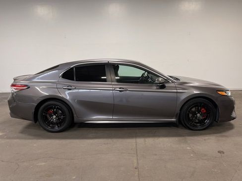 Used 2020 Toyota Camry SE image 2