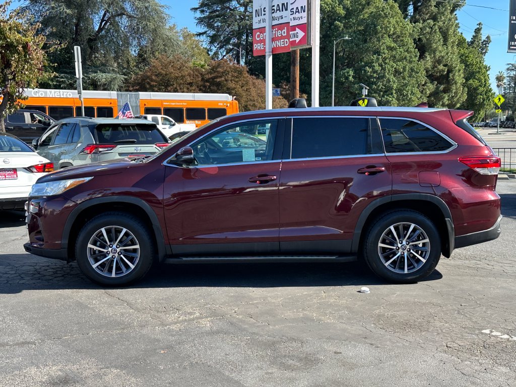 Used 2019 Toyota Highlander XLE FWD image 3