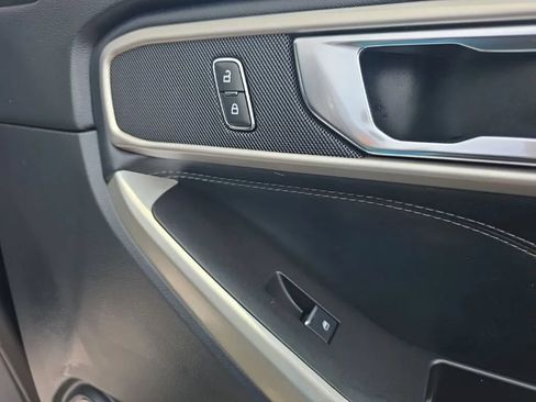 Used 2020 Ford Explorer XLT w/ Equipment Group 202A AWD/4WD image 22