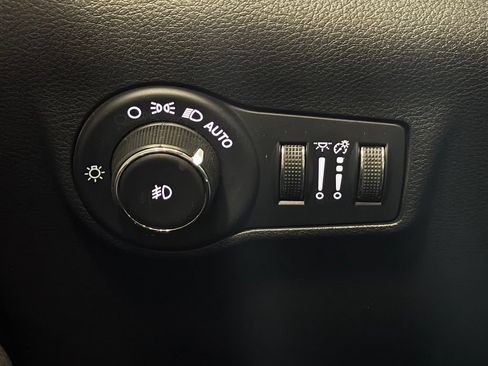 Used 2023 Jeep Compass Latitude w/ Sun and Sound Group AWD/4WD image 13
