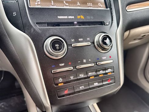 Used 2019 Lincoln MKC Select w/ Select Plus Package AWD/4WD image 16