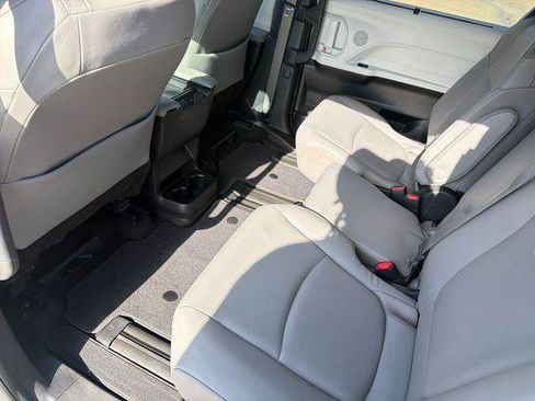 Certified 2025 Toyota Sienna XLE FWD image 10