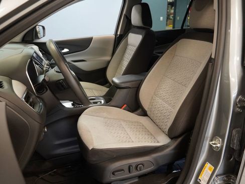 Used 2023 Chevrolet Equinox LS w/ LS Convenience Package FWD image 3