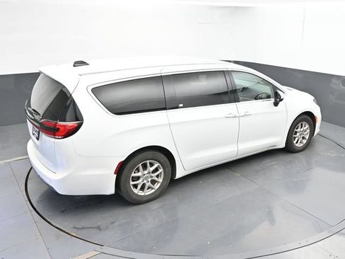 Used 2023 Chrysler Pacifica Touring-L FWD image 18