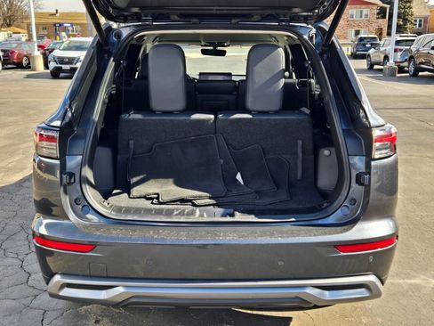 Used 2025 Mitsubishi Outlander SE image 13