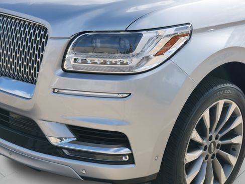 Used 2020 Lincoln Navigator L Reserve w/ Luxury Package RWD image 36