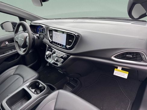 New 2026 Chrysler Voyager LX image 33