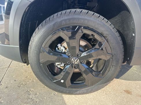 New 2026 Volkswagen Taos SE image 27