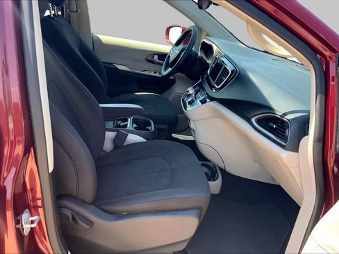 Used 2018 Chrysler Pacifica Touring Plus w/ Tire & Wheel Group FWD image 9