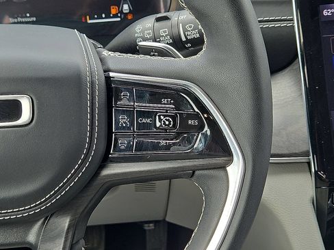 Used 2022 Jeep Grand Cherokee Overland w/ Luxury Tech Group IV AWD/4WD image 22