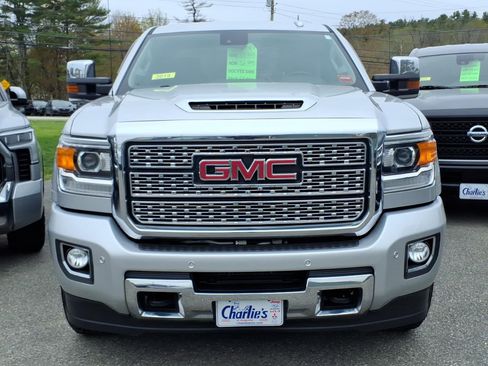 Used 2019 GMC Sierra 2500 Denali w/ Duramax Plus Package AWD/4WD image 2