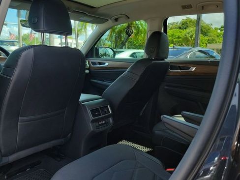 Used 2024 Volkswagen Atlas SE w/ Panoramic Sunroof Package FWD image 11