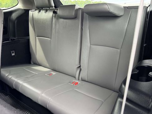 Used 2024 Toyota Highlander XLE FWD image 17